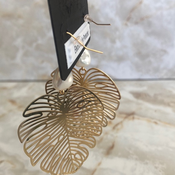 Nicole Miller NWT gold tone leaf earrings - Picture 2 of 2